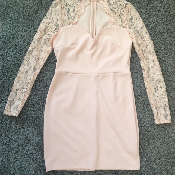 Beautiful peachy pink dress with lace sleeves - Picture 4 of 7